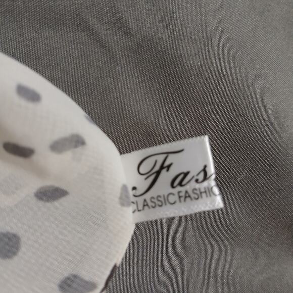 Fashion Collection XL NWOT Shorts Romper lined long-sleeved v-neck white w/black - Picture 5 of 16